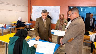 نائب رئيس جامعة بنها يتفقد سير الامتحانات الفصل الدراسي الأول بكلية الفنون 