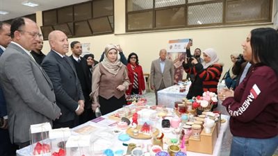محافظ القاهرة و رئيس جامعة العاصمة يفتتحان معرض السلع الغذائية