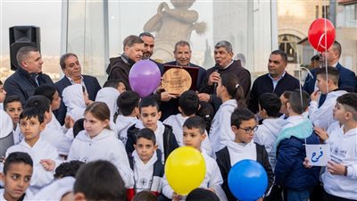 من ساحة العمل الكاثوليكي إلى كنيسة المهد.. أطفال بيت لحم يرفعون شعارات السلام