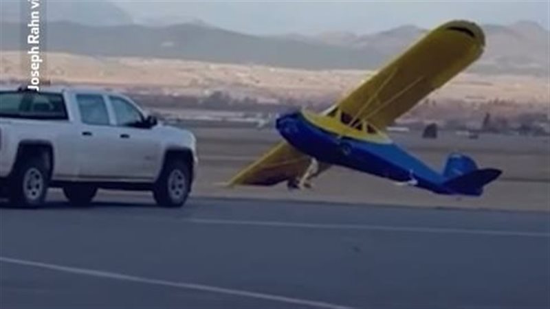 انقلاب طائرة صغيرة