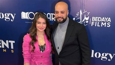 بعد زواجهما.. أول ظهور لحاتم صلاح وزوجته في العرض الخاص لفيلم طلقني
