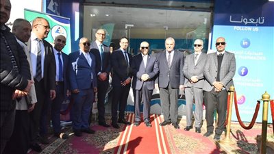 لخدمة المواطنين.. محافظ أسيوط يفتتح صيدلية 