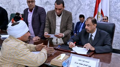 محافظ سوهاج يعقد اللقاء الجماهيري الأسبوعي للاستماع إلى شكاوى وطلبات المواطنين