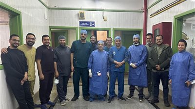فريق طبي بسوهاج الجامعي ينجح في إجراء جراحة دقيقة لاستئصال ورم سرطاني