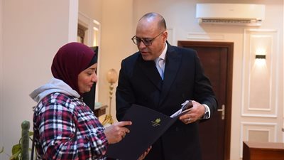 وزيرالعمل يوفر إعانة مالية وفرصة عمل لصاحبة فيديو بيع أبنائها الأربعة