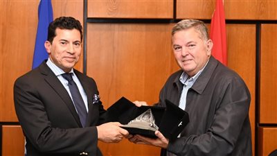 وزير الشباب والرياضة يزور نادي هليوبوليس لتهنئة مجلس الإدارة ويشيد بالنجاح 