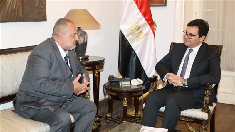 وزير الثقافة والفنان