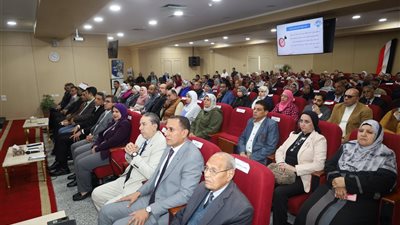 محافظ السويس يتابع جودة الخدمات الصحية ويعزز التواصل مع المواطنين