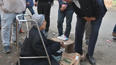 كرسي متحرك وبطانية وكرتونة غذاء.. استجابة إنسانية سريعة من محافظ الغربية