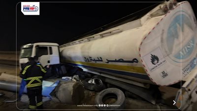 اختل توازنها.. مصدر يكشف تفاصيل انقلاب سيارة نقل محملة بالمواد البترولية 