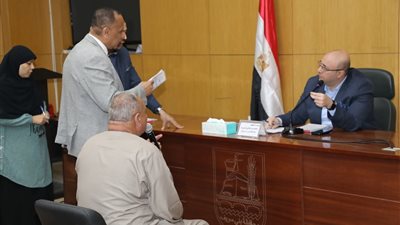 محافظ بني سويف يتابع شكاوى المواطنين ويكلف بتحليل مياه غامضة بعزبة مطيريد