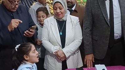 محافظ القليوبية يستقبل الطفلة الفلسطينية ريتاج ابنة غزة باحتفالية حقوق الإنسان
