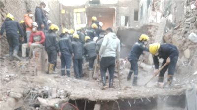 انتشال جثة سيدة من ضحايا عقار إمبابة المنهار منذ قليل وجهود لاستخراج الباقين 