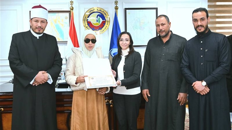 محافظ البحيرة تكرم