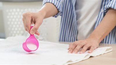 «لو عروسة جديدة».. طرق بسيطة لتنظيف «الملابس البيضاء»