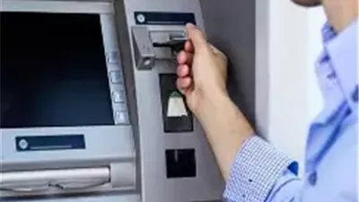 زحام الـATM يعود للواجهة.. خبير يوضح أسباب الضغط    