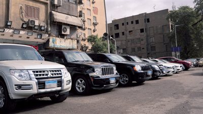 معارض السيارات تحتل الأرصفة.. أزمة مستمرة تهدد حركة المواطنين