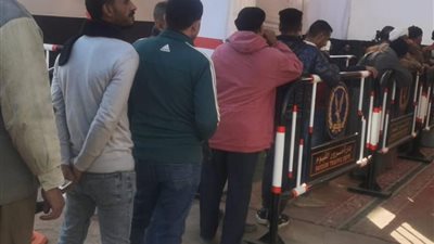 الشباب في المقدمة.. إقبالًا كثيفًا للناخبين على اللجان الانتخابية بالفيوم