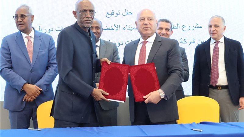 جانب من توقيع الاتفاقيات