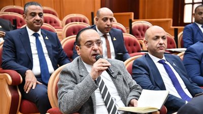 عضو بالشيوخ يطالب وزير الإسكان بحل مشكلات المتقدمين للإسكان الاجتماعي
