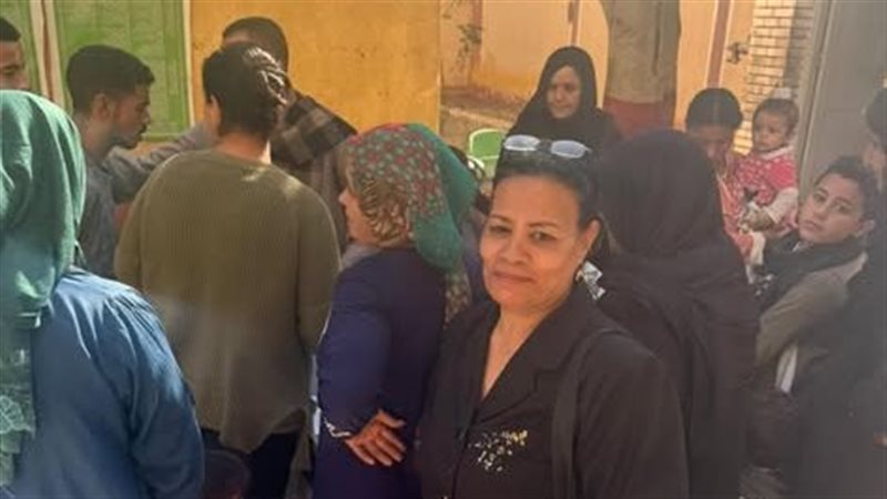 توافد المرأة أمام