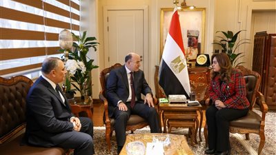 وزيرة التنمية المحلية ومستشار رئيس الجمهورية يبحثان استغلال الأراضي المستردة