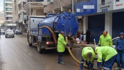 انتشار مكثف للمعدات وفرق الطوارئ لرفع تجمعات مياه الأمطار بالبحيرة
