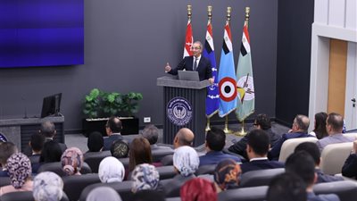 وزير الاتصالات يلتقي ضباط القوات المسلحة المرشحين للعمل بالتمثيل الدبلوماسي