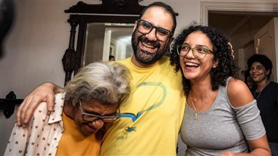 عائلة بأكملها خطيرة.. تغريدات لأخت علاء عبد الفتاح تهدد بالقتل 