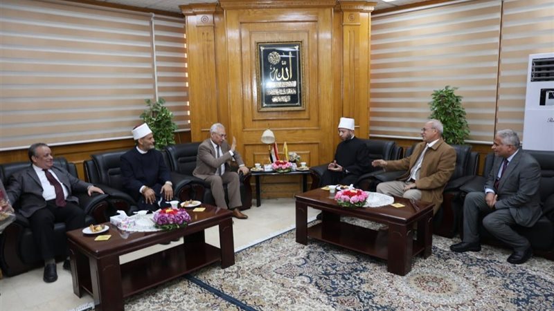وزير الأوقاف ومحافظ