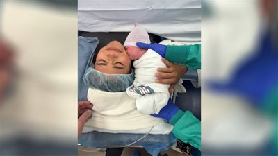 فيديو|تعرف عليها من اللمسة الأولى.. رضيع حديث الولادة يهدأ بقبلة أمه