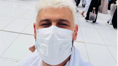من أمام الكعبة.. رامز جلال يشارك جمهوره مناسك العمرة 