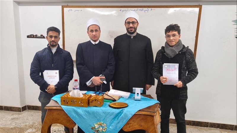 جانب من توزيع الكتب