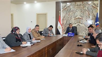 محافظ السويس يبحث مع المستثمرين تذليل معوقات المشروعات ودعم التنمية والاستثمار