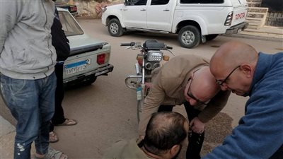 خلال جولة صباحية.. رئيس مدينة كفر شكر بالقليوبية يتدخل لإنقاذ مصاب حادث مروري