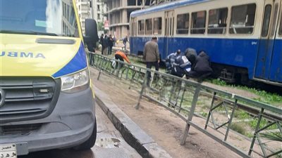 أول حادث في السنة الجديدة مصرع شخص أسفل ترام الرمل بالإسكندرية 