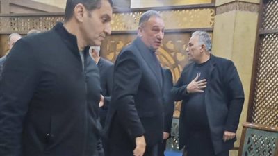 محمود الخطيب يشارك في عزاء نجم الأهلي الراحل 