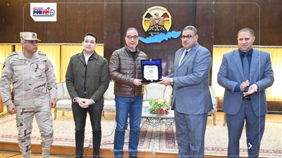 محافظ الفيوم يكرم السكرتير المساعد لبلوغه السن القانونية للمعاش