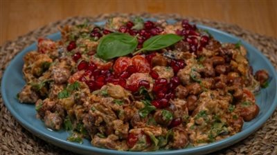 لو زهقتِ من السلطة التقليدية .. جربي الفول مع الباذنجان 