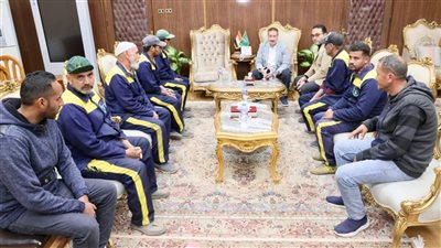 محافظ المنوفية يلتقى عددا من عمال النظافة بمكتبه ويقرر صرف مساعدات عينية