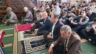 محافظ الأقصر يؤدي صلاة الجمعة بمسجد سيدي أحمد النجم