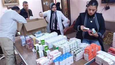 رئيس جامعة القاهرة يستعرض تقريرًا عن نتائج أعمال القافلة التنموية بأبو النمرس 