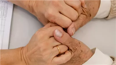 يداك قد تكشفان الخطر.. أعراض غير متوقعة لسرطان الرئة