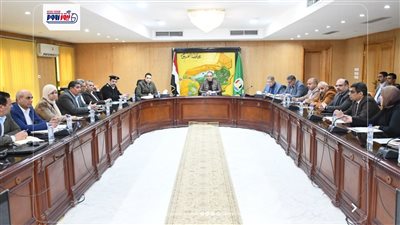 محافظ الفيوم يتابع معدلات الأداء بملفات التقنين والتصالح والمتغيرات المكانية