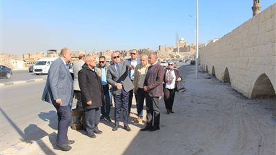 محافظ القاهرة يتفقد أعمال الترميم الجارية بسور مجرى العيون