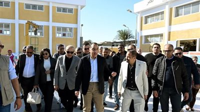 رئيس الوزراء يتفقد محطة رفع صرف صحي 