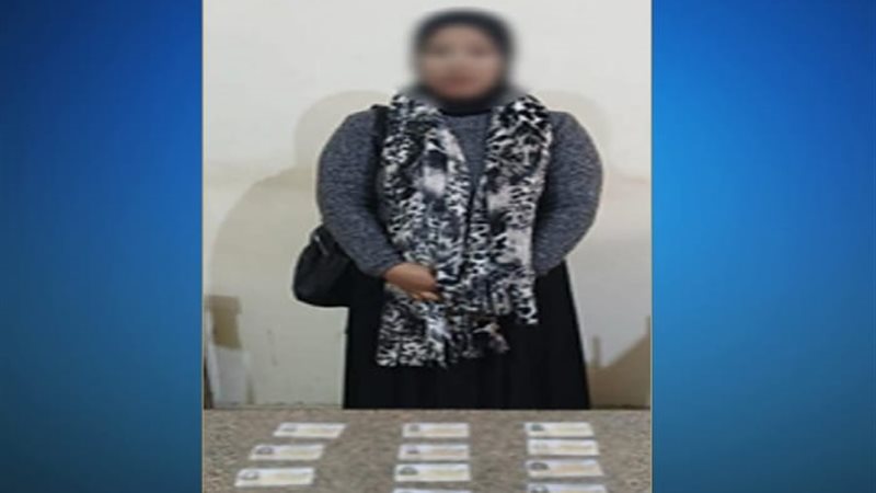 ضبط شخص وسيدتين بحوزتهم