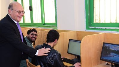 رئيس جامعة سوهاج يتفقد الامتحانات بأكبر مركز للإختبارات الإلكترونية