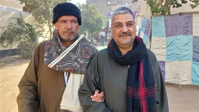 مدير مدرسة يصل لجنة الاقتراع متكئًا على زميله للإدلاء بصوته في انتخابات النواب