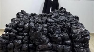 شنطة مقابل صوتك.. ضبط سيدة وبحوزتها سلع غذائية لتوزيعها على الناخبين بالمنيا